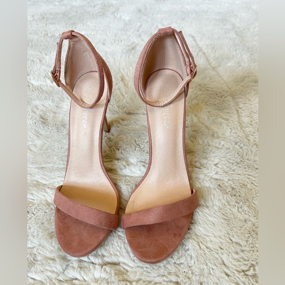 Like new orchid pink heels. Size 6.5. Worn once.